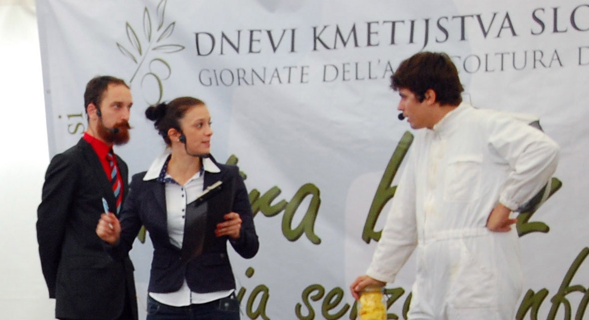 Nekaj petelinov na čebelah